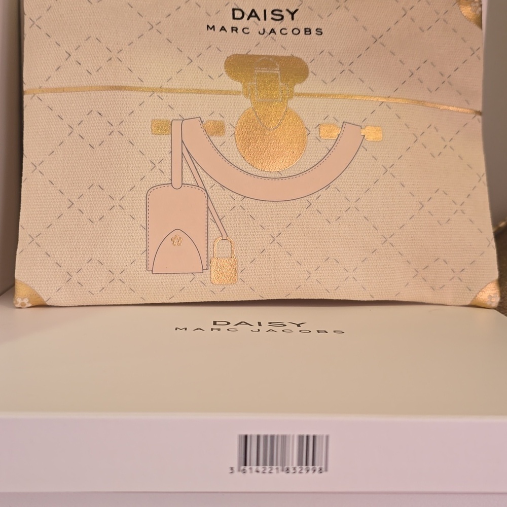 NIB Marc Jacobs Daisy Cosmetic Pouch in Cream and Gold With Travel Treats - Picture 4 of 4